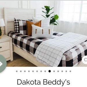 Like new Full-size Set of Beddy’s Dakota bedding.